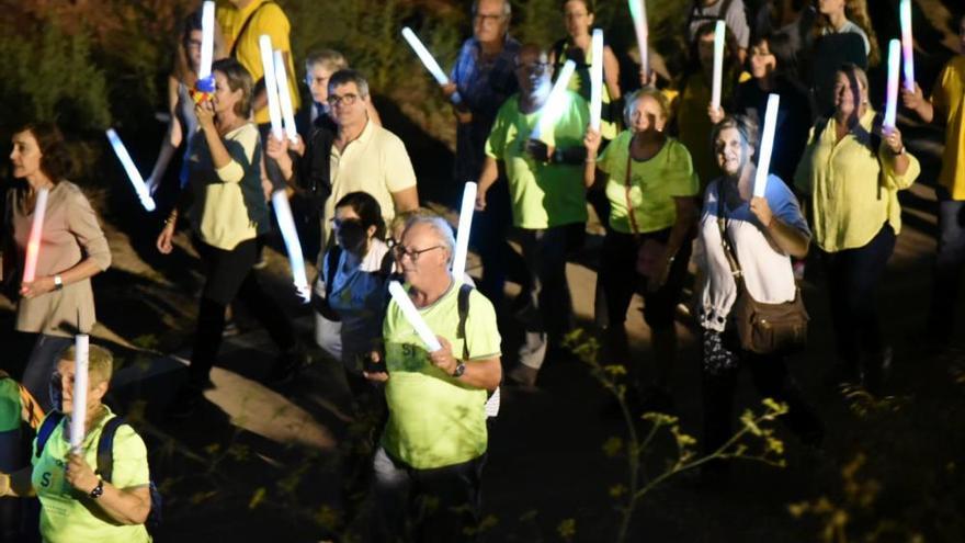 Una gentada clama amb una marxa  de torxes pels presos a Lledoners