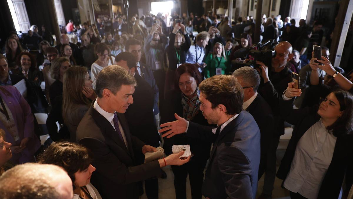 Blindaje total al centro cultural de Rodrigo Cuevas para la visita de Pedro Sánchez a Asturias: "El futuro del sector agroalimentario depende de jóvenes y mujeres", advierte la secretaria de Agricultura