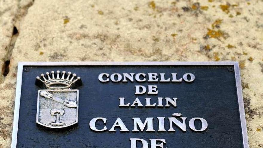 Placa de la ruta jacobea en la iglesia de Lalín de Arriba. // Bernabé/J. Lalín