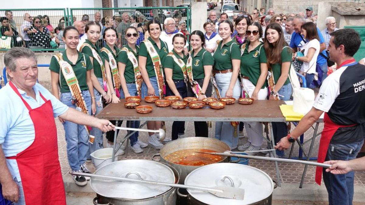 El ‘dinar de les calderes’ congregó a cientos de vecinos en la popular comida. | MEDITERRÁNEO