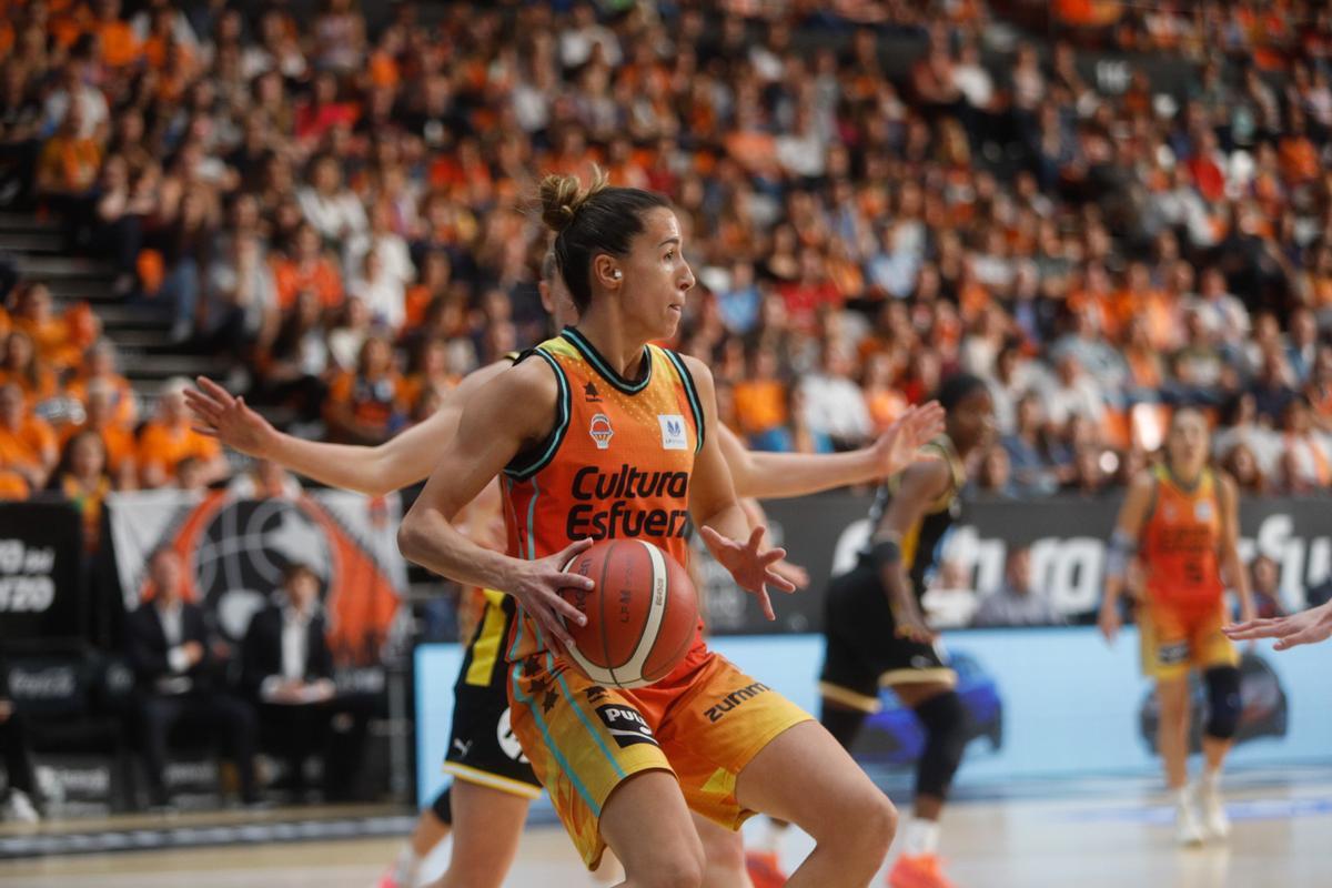 La capitana del Valencia Basket, Queralt Casas, ante el Movistar Estudiantes