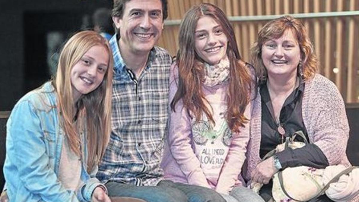 Meritxell, con un suéter rosa, junto a sus padres, Pere y Gemma, y su hermana pequeña.