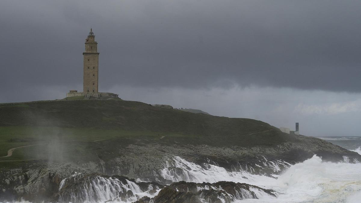 Fuerte oleaje frente a la Torre de Hércules durante una jornada con alerta en el litoral.