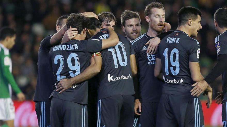 Los jugadores de la real celebran uno de los goles.