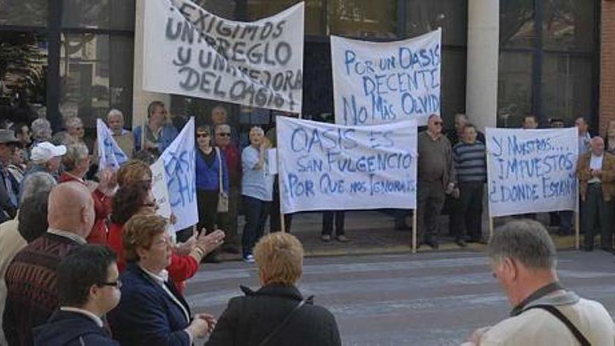 Unos 150 vecinos de la zona urbana de El Oasis volvieron a concentrarse ayer frente al Ayuntamiento