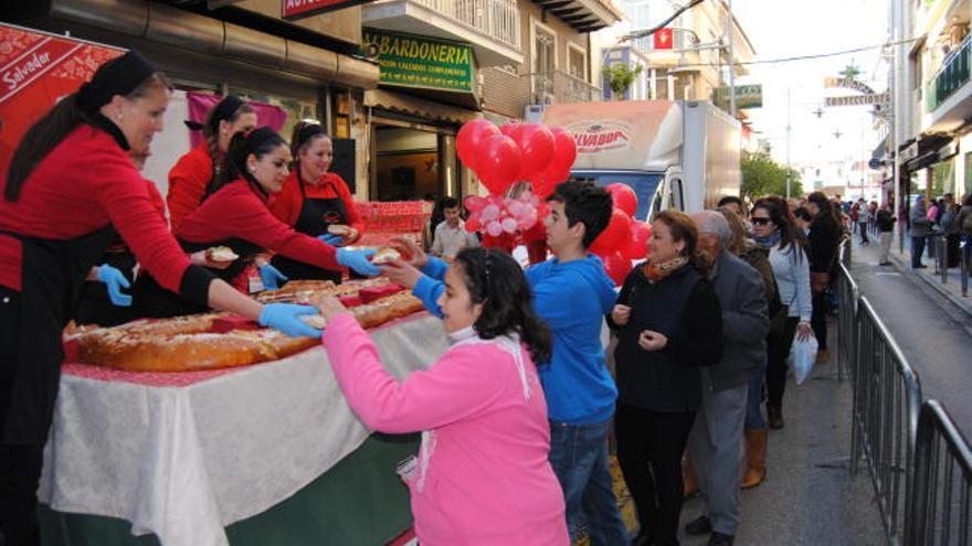 Por primera vez se han repartido en Torre del Mar más de 2.000 raciones de Roscón de Reyes.