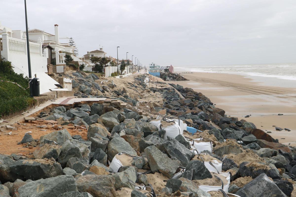 El Paseo Marítimo de Matalascañas tras los temporales.