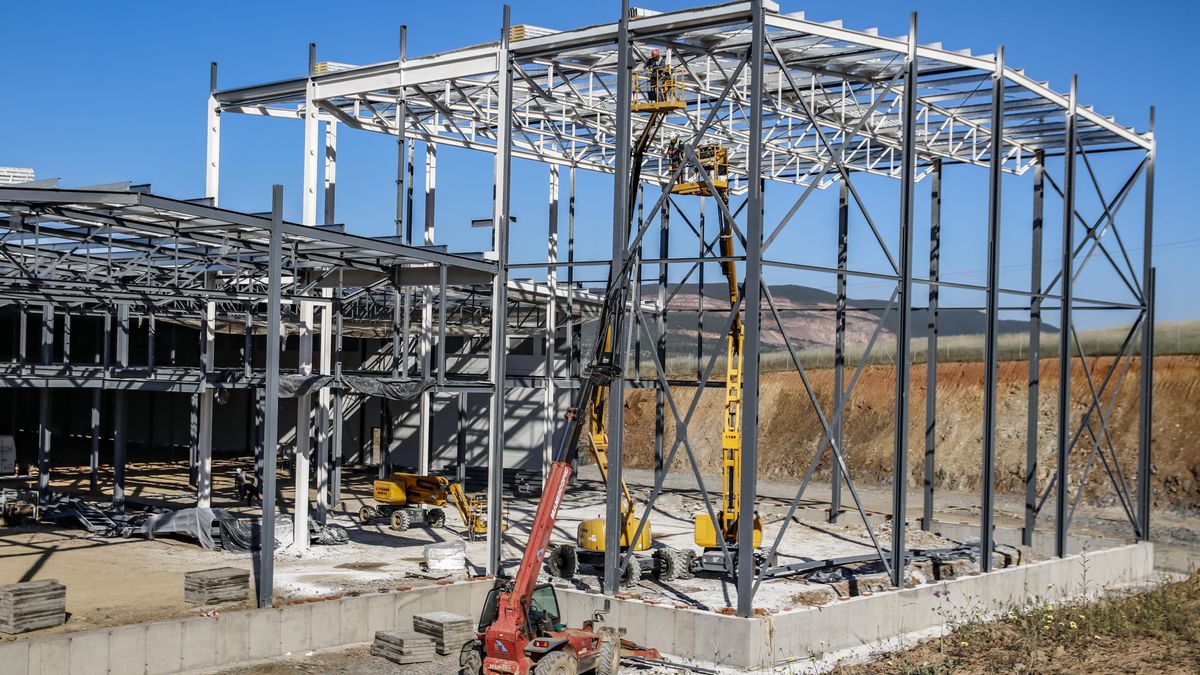 Trabajos para montar la estructura, con 1.200 toneladas de acero.