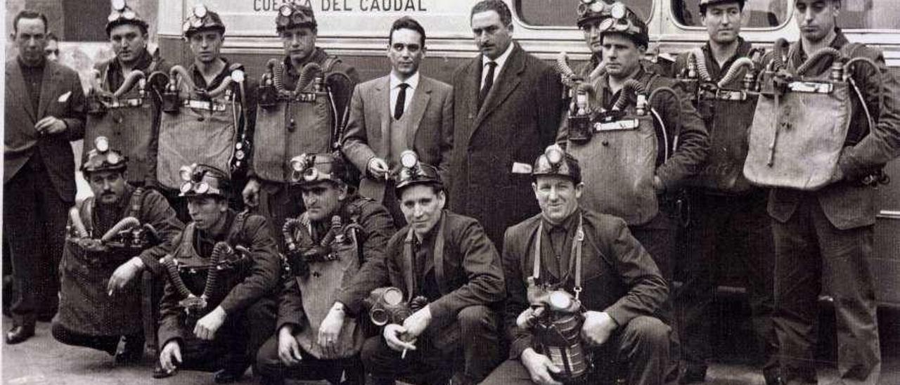 La Brigada Minera del Caudal, en los años sesenta, con Enrique Embil, con traje gris, en el centro.