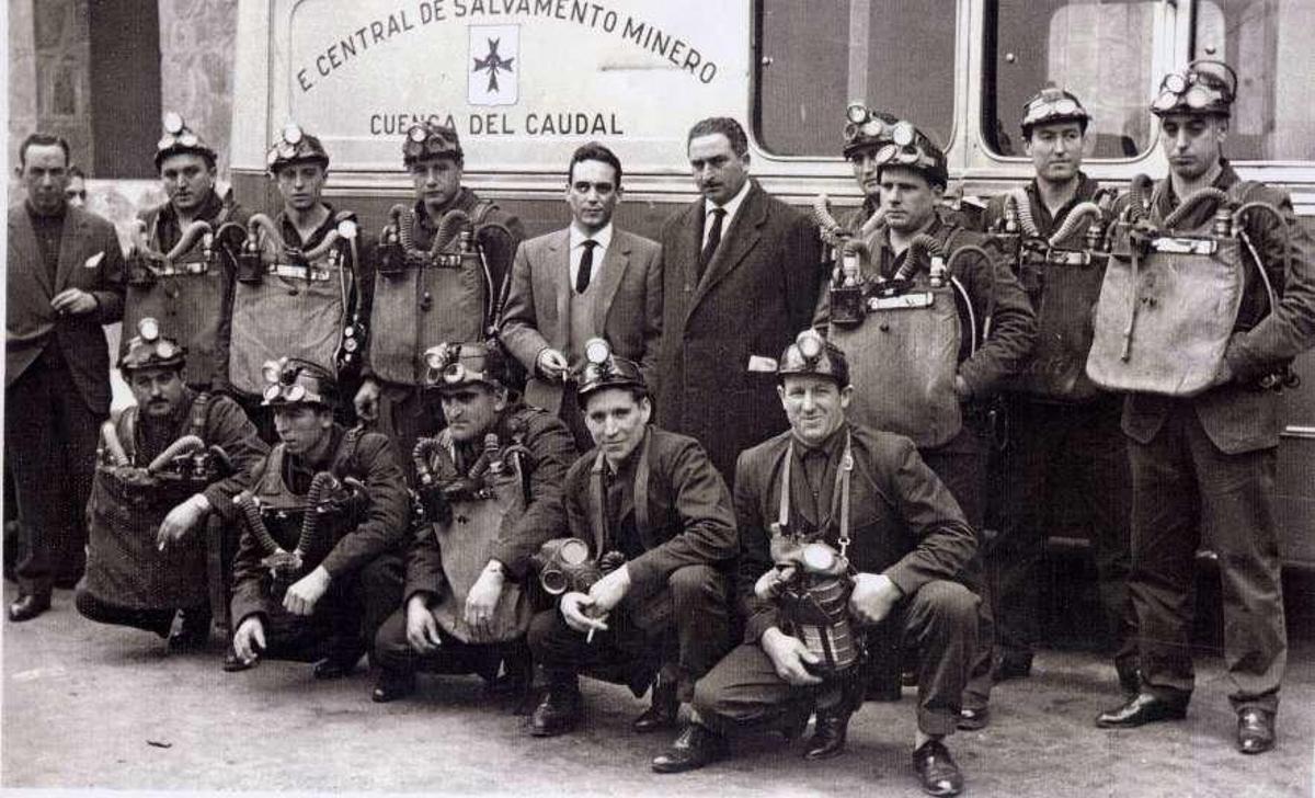 La Brigada Minera del Caudal, en los años sesenta, con Enrique Embil, con traje gris, en el centro.