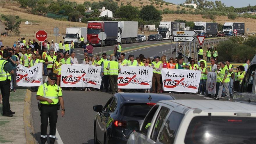 Empresarios y vecinos de Castro y Baena cortan este viernes la N-432