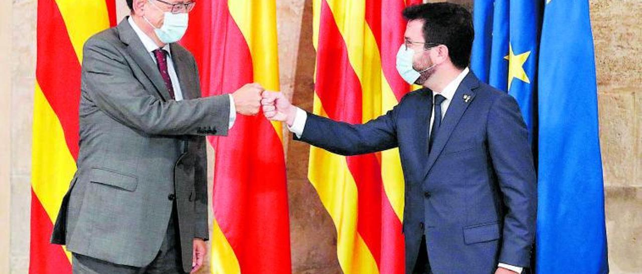 Los presidentes Ximo Puig y Pere Aragonès, en la reunión de ayer en el Palau de la Generalitat. | M. Á. MONTESINOS