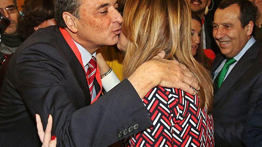 José Ortiz y Susana Díaz se saludan, ante la atenta mirada de José Luis Ruiz Espejo