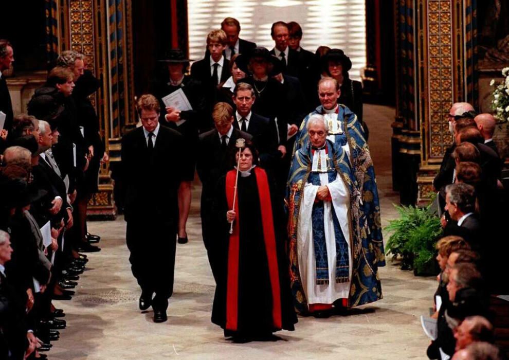 Earl Spencer, el príncipe Guillermo, el príncipe Carlos, y la familia de Spencer siguen el verger mientras salen de la abadía de Westminster al terminar el funeral de Diana, 6 de septiembre de 1997