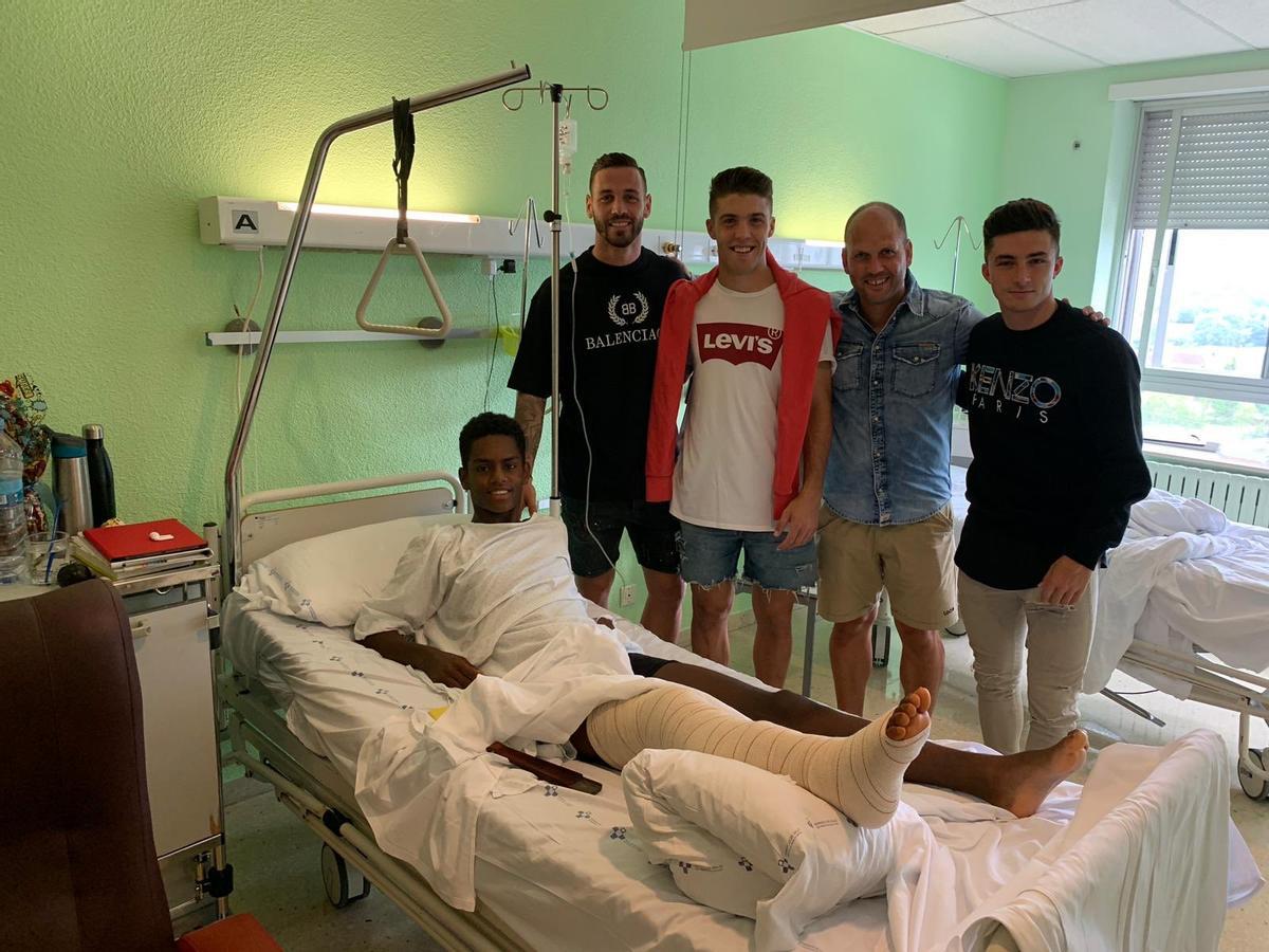 Yabsira recibe la visita de Álvaro Vázquez, Nacho Méndez, José Alberto y Manu García en el hospital tras ser operado.