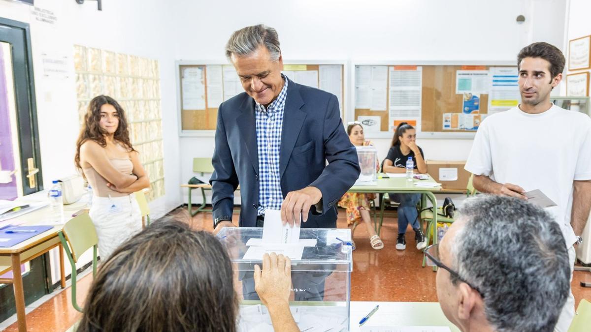 López Aguilar ejerciendo su derecho al voto