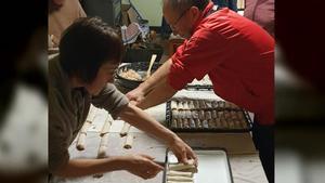 La familia Cornet Casals de Salelles preparan los canelones para Sant Esteve