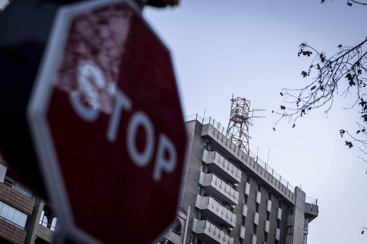 Comienza el desmontaje de una de las antenas de telecomunicaciones más antigua del centro de Zaragoza Comienza el desmontaje de una de las antenas de telecomunicaciones más antigua del centro de Zaragoza