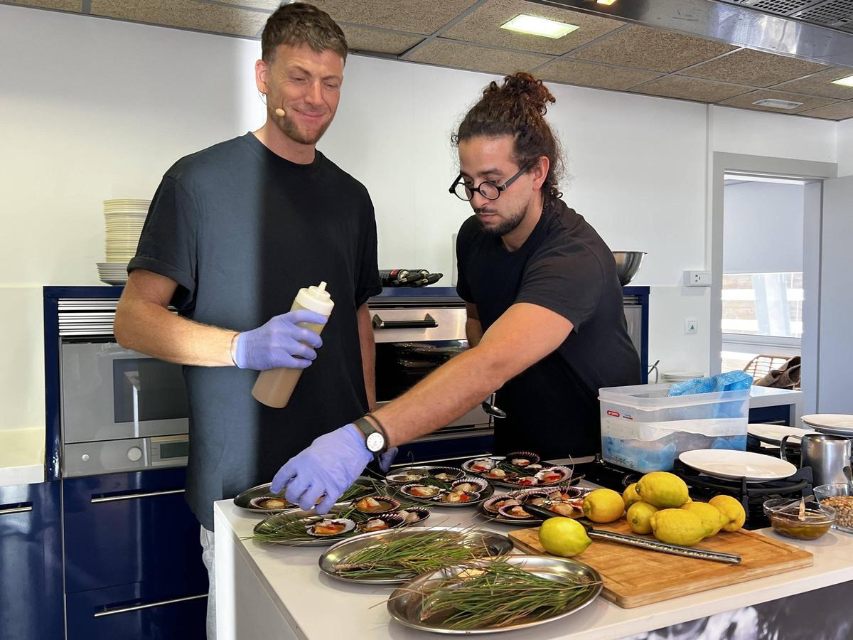 Les imatges del showcooking de peix blau d'aquí amb tècniques orientals, jalapenyos i fum de fulles de pi