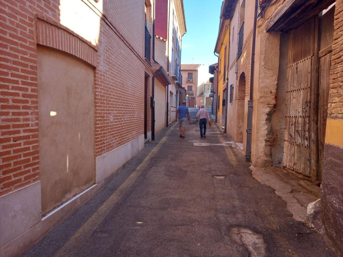 Vecinos pasean por la calle San Juan de Toro, en la que está previsto ejecutar obras