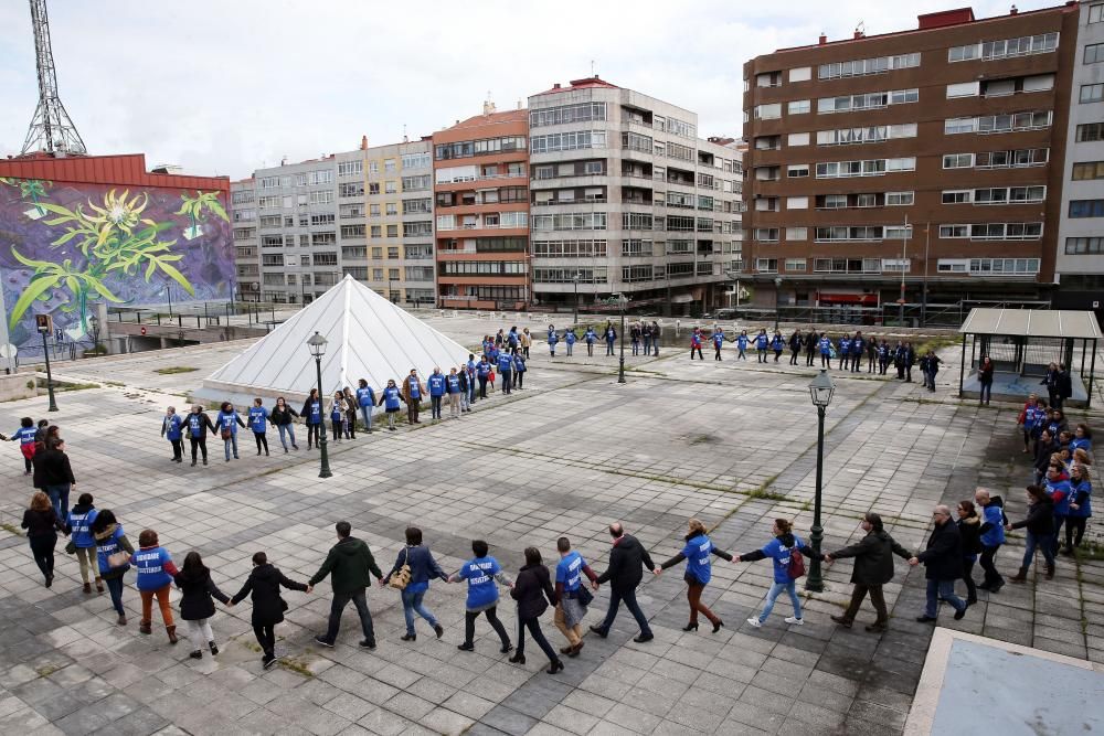 Los funcionarios conformaron una cadena humana en los juzgados de Vigo // Marta G. Brea