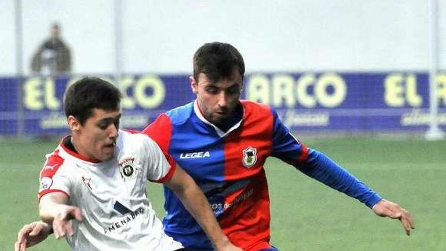 Álvaro Cuello disputa un balón en el duelo ante el Vitoria.