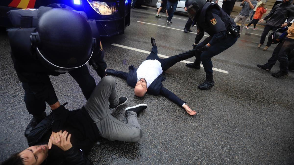 zentauroepp40366335 barcelona 01 09 2017 referendum 1 o policia nacional en la e171001100723