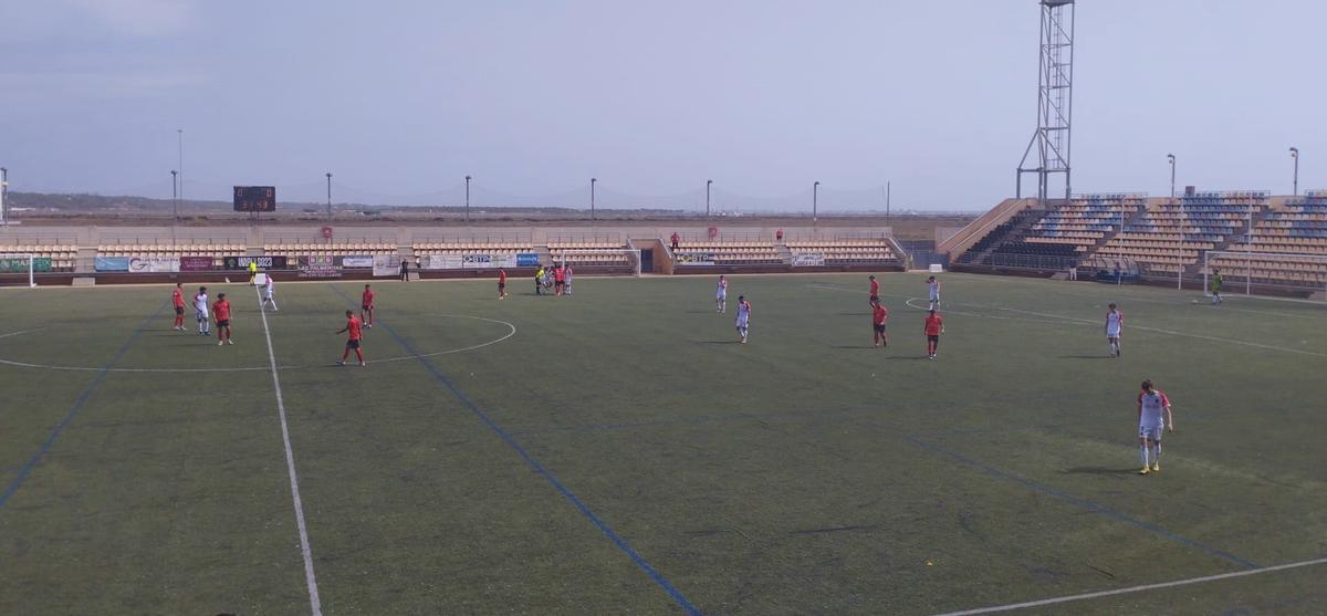 El Ciudad de Ayamonte vivió un choque vibrante entre el cuadro local y el Espeleño.