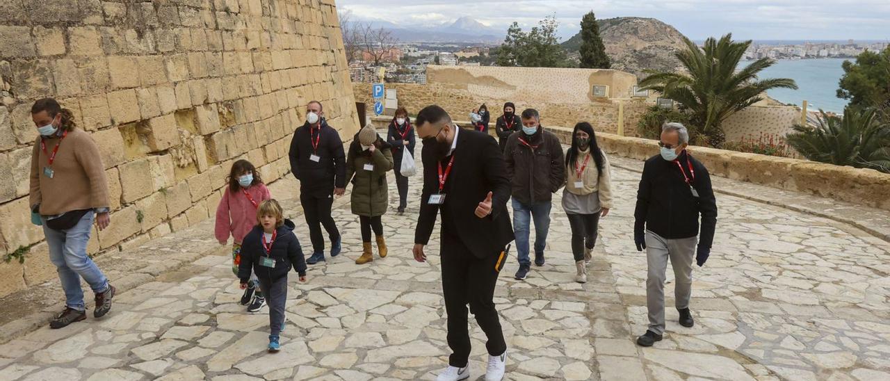 Uno de los primeros grupos que visitó el Castillo de Santa Bárbara dentro de las nuevas rutas en castellano e inglés que se ofrecen gratis. | HÉCTOR FUENTES