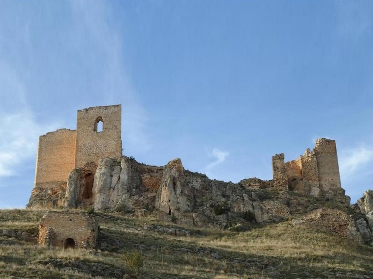 La El Castillo de Peñaflor escolta y defiende Huesa del Común.leyenda del Cid entre el rumor del Aguasvivas (Huesa del Común, T