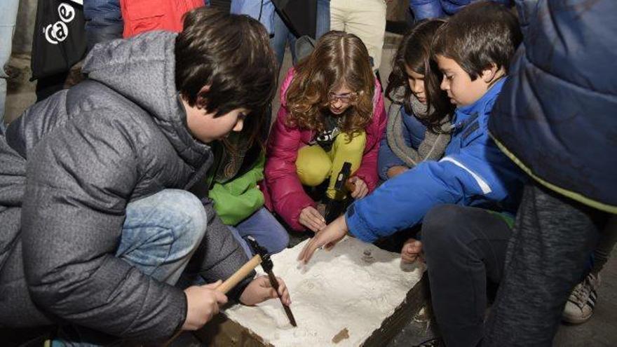 Un centenar d&#039;infants fan d&#039;arqueòlegs al centre de Manresa