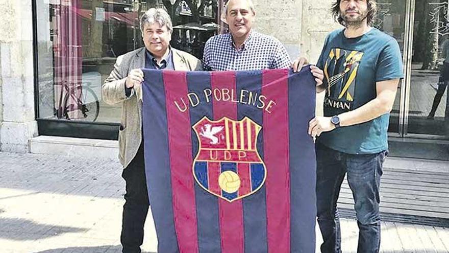 El presidente del Poblense, Molondro (en el centro), ayer con la bandera del club.