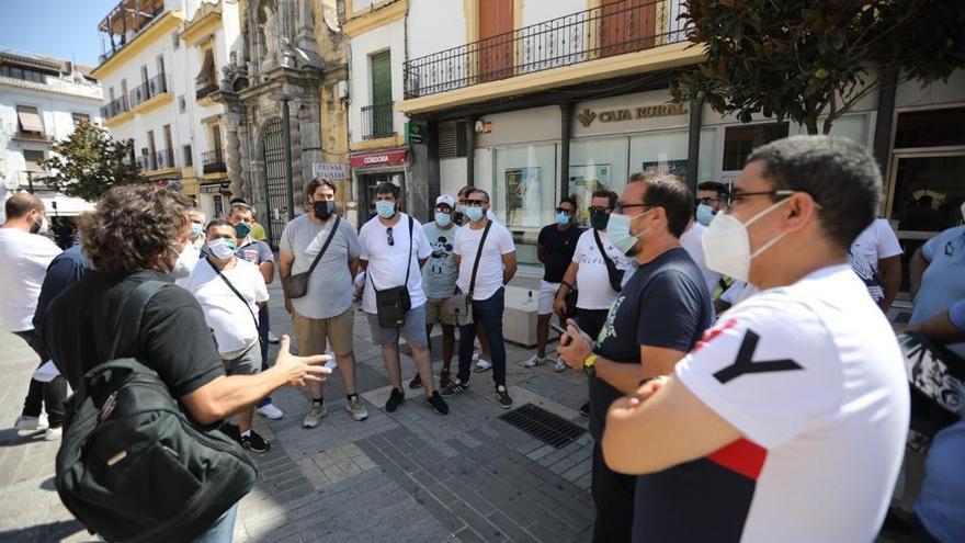 Los vendedores ambulantes piden que se revoque la suspensión de licencias por falta de documentación