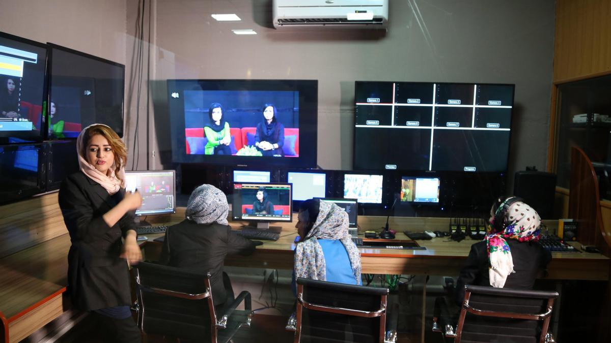 Mujeres afganas trabajando en una cadena de televisión antes del regreso al poder de los talibanes este verano.