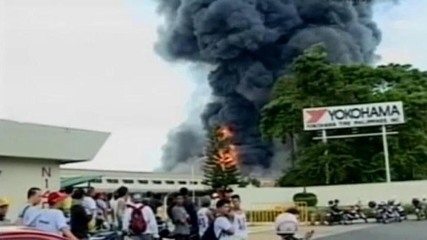 Espectacular incendio de una fábrica de neumáticos en Filipinas