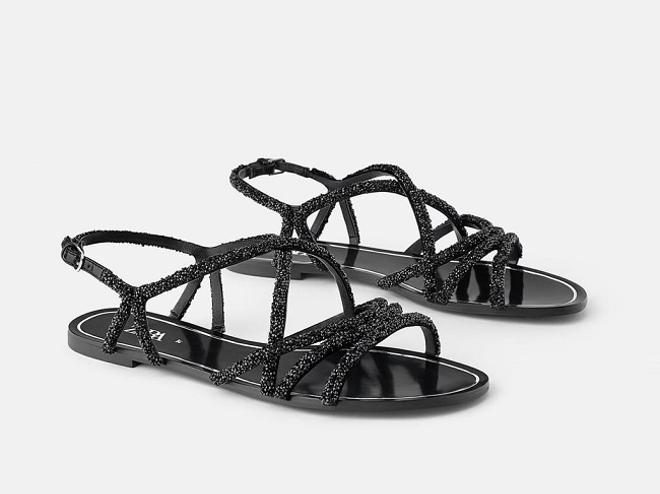 La sandalia plana con tiras de pedrería, de Zara