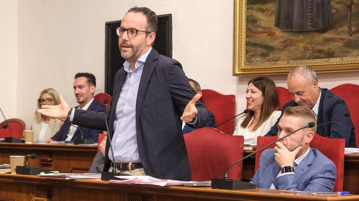 El portavoz del PSOE de Elche, Héctor Díez en un pleno