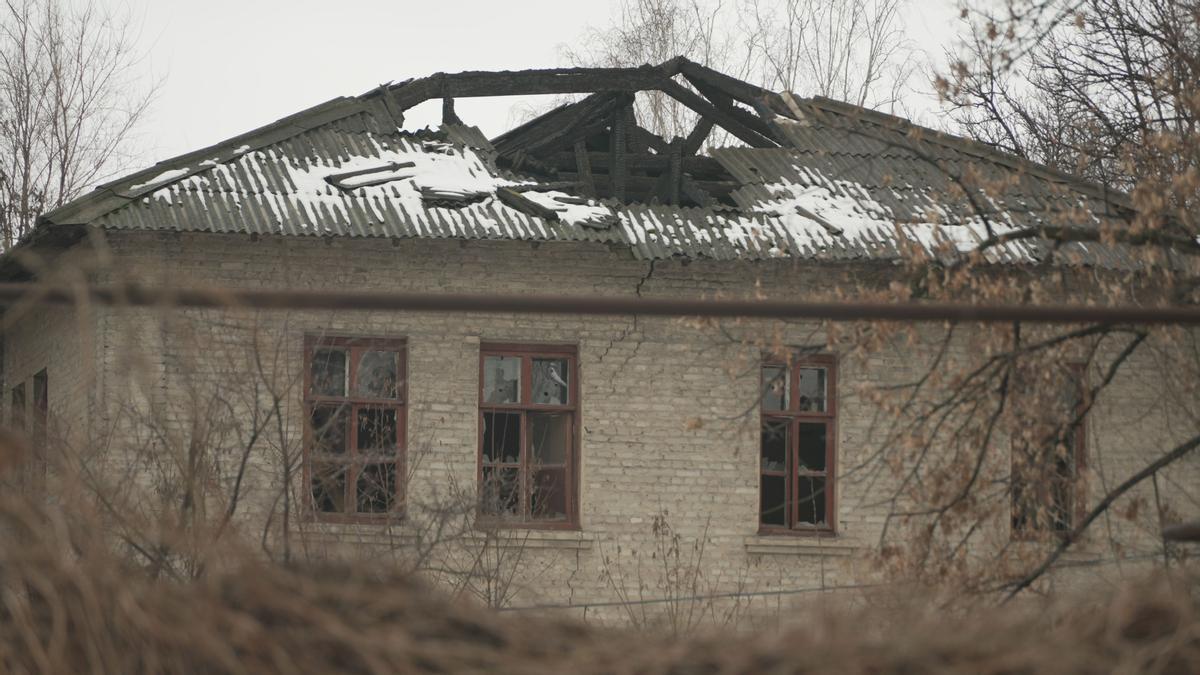 Una casa semiderruida por los efectos de los combates en la ciudad de Kostiantinivka.