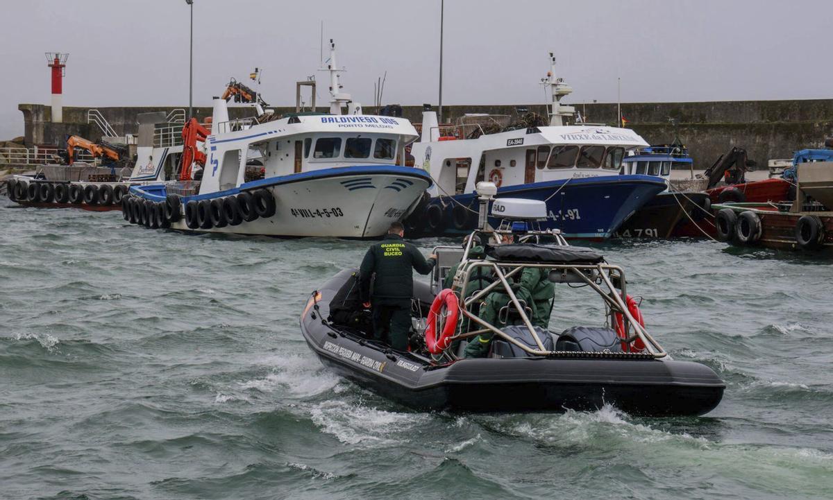 Los submarinistas de la Guardia Civil dirigiéndose al pecio. | IÑAKI ABELLA