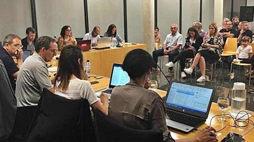 Regidors i públic, que va tornar a omplir la sala de plens, en la sessió d&#039;ahir al vespre