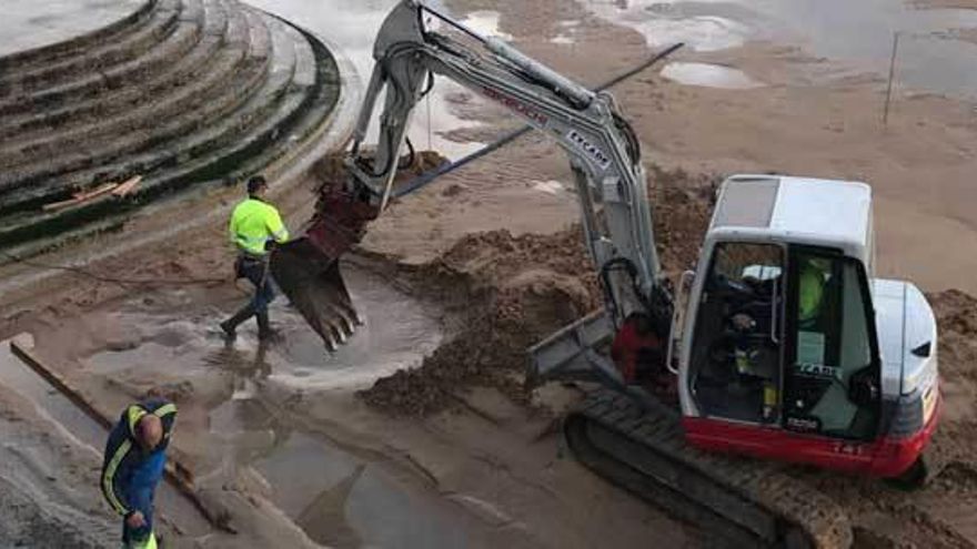 Operarios, ayer, junto a la Escalerona para mejorar la accesibilidad de las duchas.