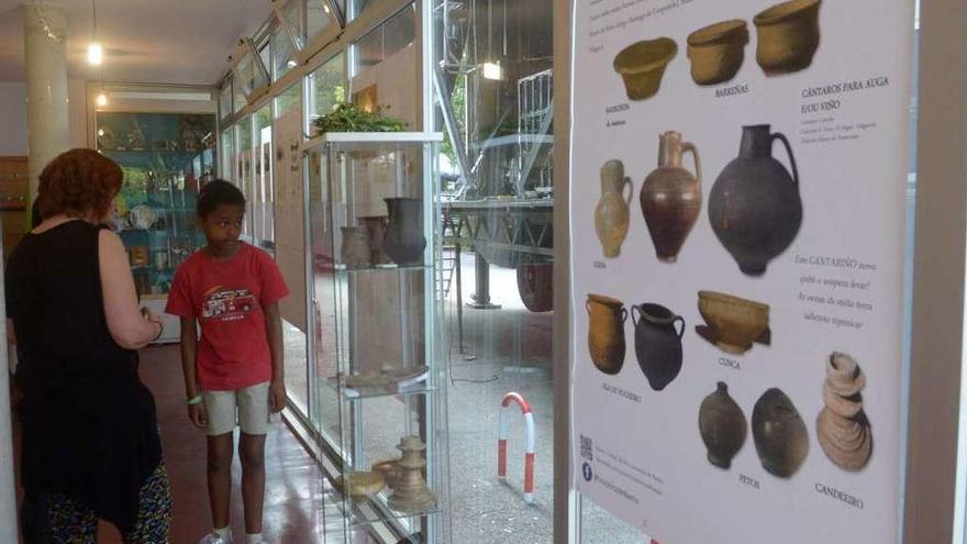 La exposición &quot;Louceiros&quot; que recoge la tradición alfarera de los vecinos de Bamio. // Noé Parga