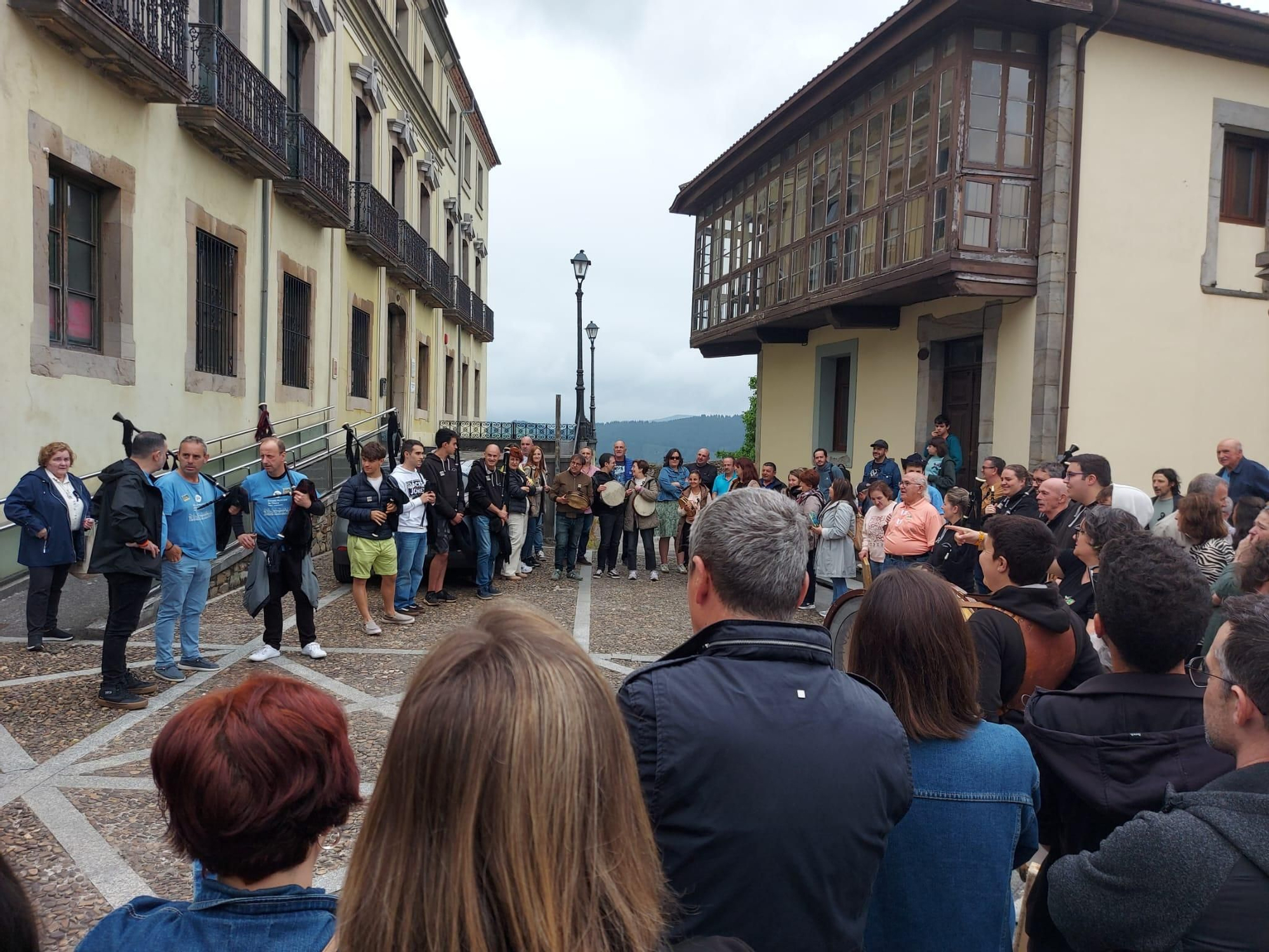 En imágenes: Así fue la manifestación contra el cierre de la Escuela de Música de Tineo