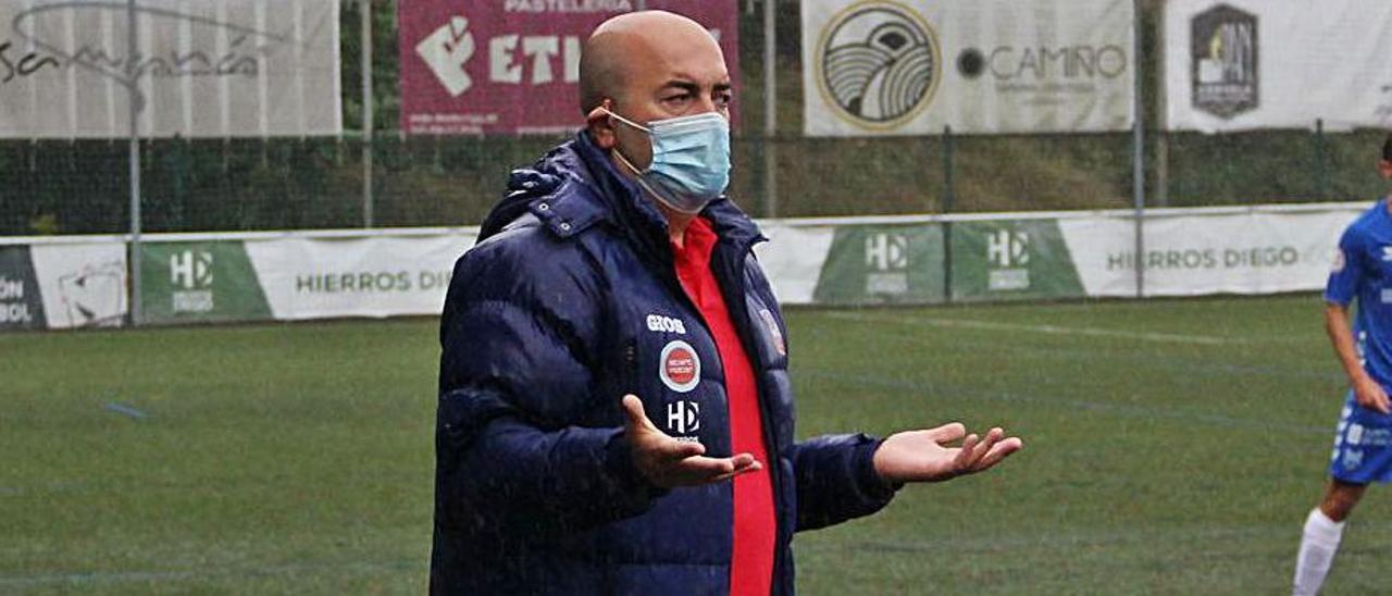 Alberto Mariano, entrenador del CD Estradense. |  // BERNABÉ/ANA AGRA