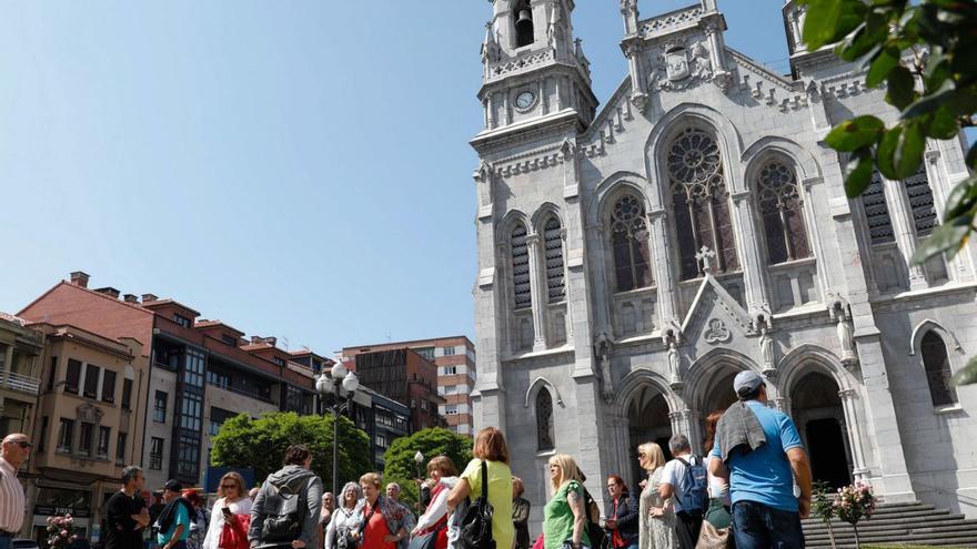 Turistas ante la iglesia de Santo Tomás de Cantorbery. | M. V.
