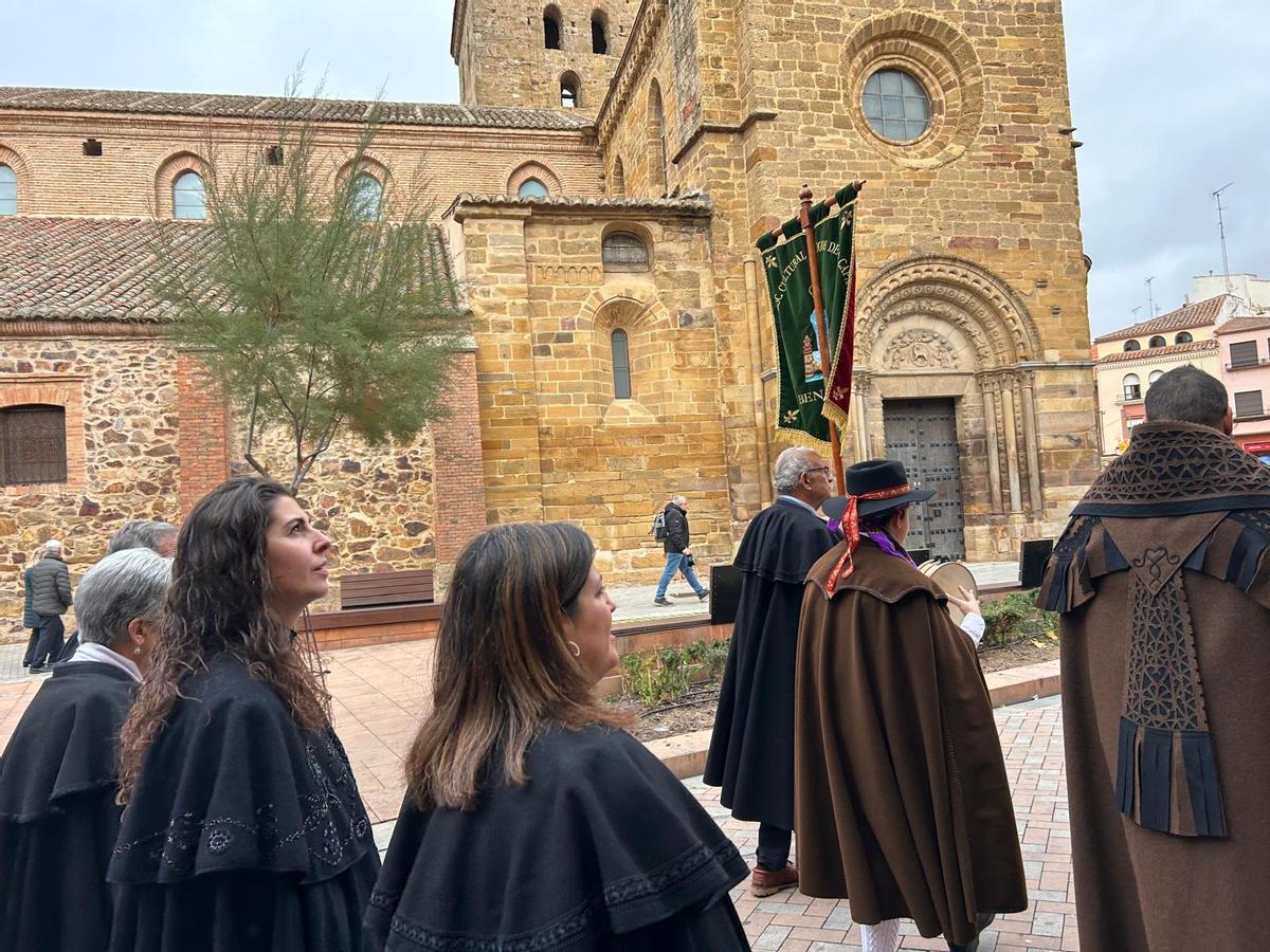 Fiesta de Amigos de la Capa con la alcaldesa y la concejala de Cultura vistiendo las tradicionales capas.