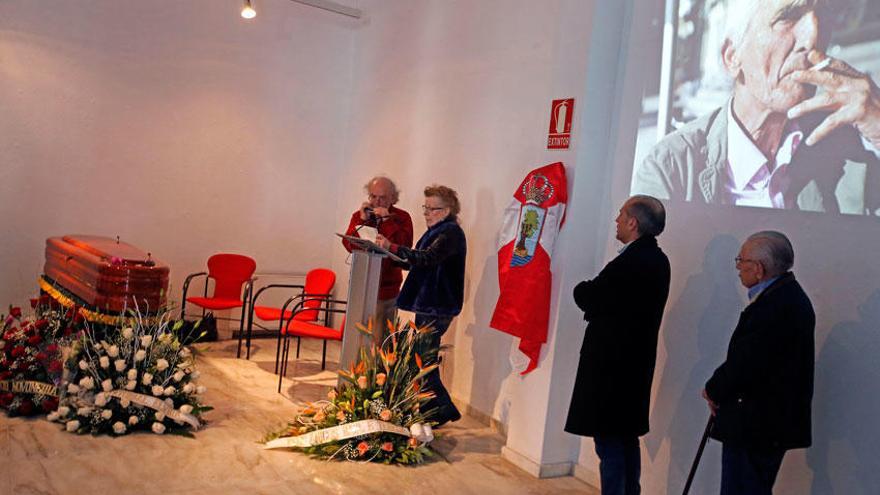 Capilla ardiente del poeta Carlos Oroza en la Casa Galega da Cultura.