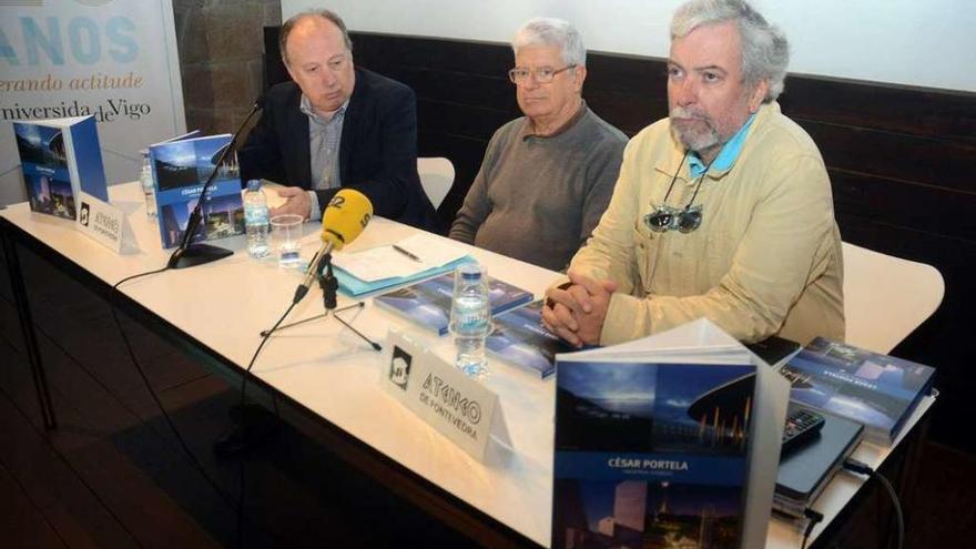 Antón Louro, César Portela y Antón Sobral, en la presentación del libro dedicado al arquitecto. // R. Vázquez