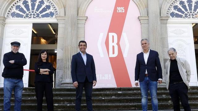 Foto de familia ante el cartel de la muestra.
