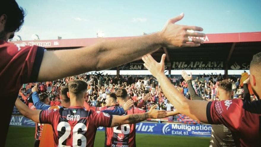 Jugadores del Extremadura UD tras un partido celebrando un triunfo